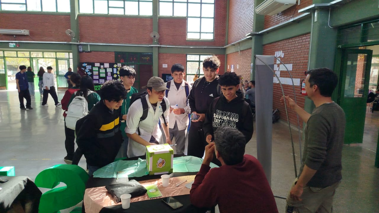 Estudiantes conociendo la oferta formativa